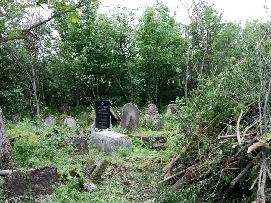 Работы по уборке кладбища в Рашков