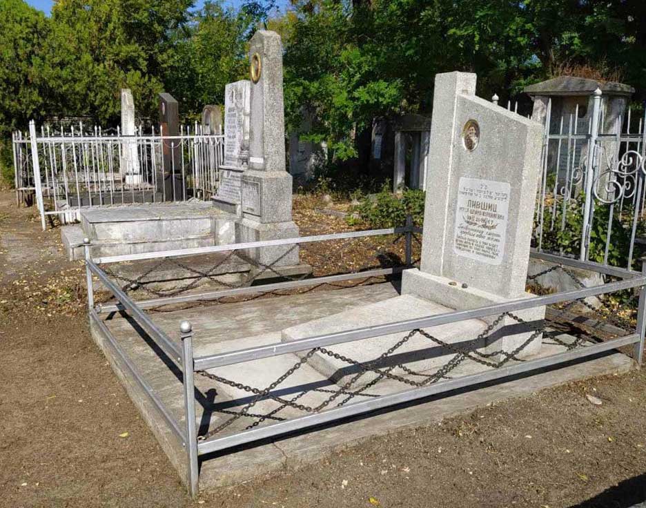 Уборка кладбищ в Тирасполе. Уход за могилами.
